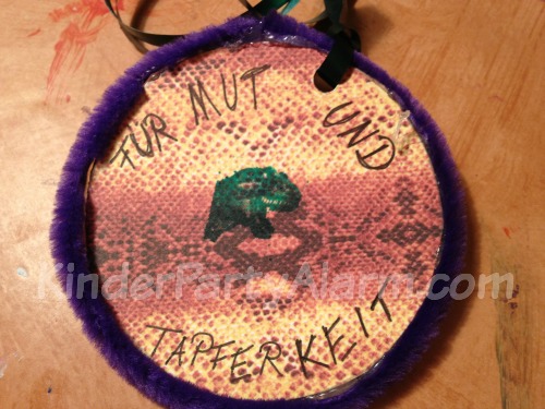 Medaille basteln, Spiele beim Dino Kindergeburtstag - dinosaurier party spiele, dino geburtstag spiele