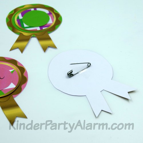 pferde kindergeburtstag basteln, tunierschleifen basteln, reitabzeichen basteln.