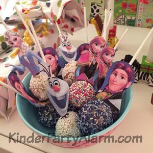 Cake Pops, frozen, Prinz Hans beim Eiskönigin Kindergeburtstag #kindergeburtstag #geburtstag  #mottoparty #kinderpartyalarm #bastelnmitkindern #geburtstagsideen #kuchen