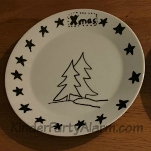 Einen Teller verzieren macht Spaß und ist gleichzeitig ein schönes Mitgebsel beim Kindergeburtstag! #kindergeburtstag #geburtstag  #basteln #bastelnmitkindern #kinderpartyalarm