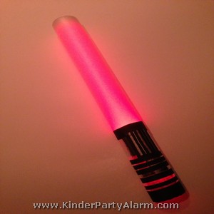 Laserschwert basteln, Basteln beim Star Wars Kindergeburtstag #kindergeburtstag #geburtstag  #mottoparty #kinderpartyalarm #bastelnmitkindern #geburtstagsideen