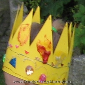 Krone basteln, Basteln beim Prinzessin Kindergeburtstag, Basteln beim Ritter Kindergeburtstag #kindergeburtstag #geburtstag  #mottoparty #kinderpartyalarm #bastelnmitkindern