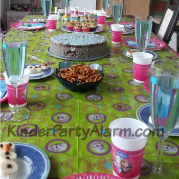 Tischdekoration beim Eiskönigin Kindergeburtstag #kindergeburtstag #geburtstag  #mottoparty #kinderpartyalarm #bastelnmitkindern #geburtstagsideen #kuchen