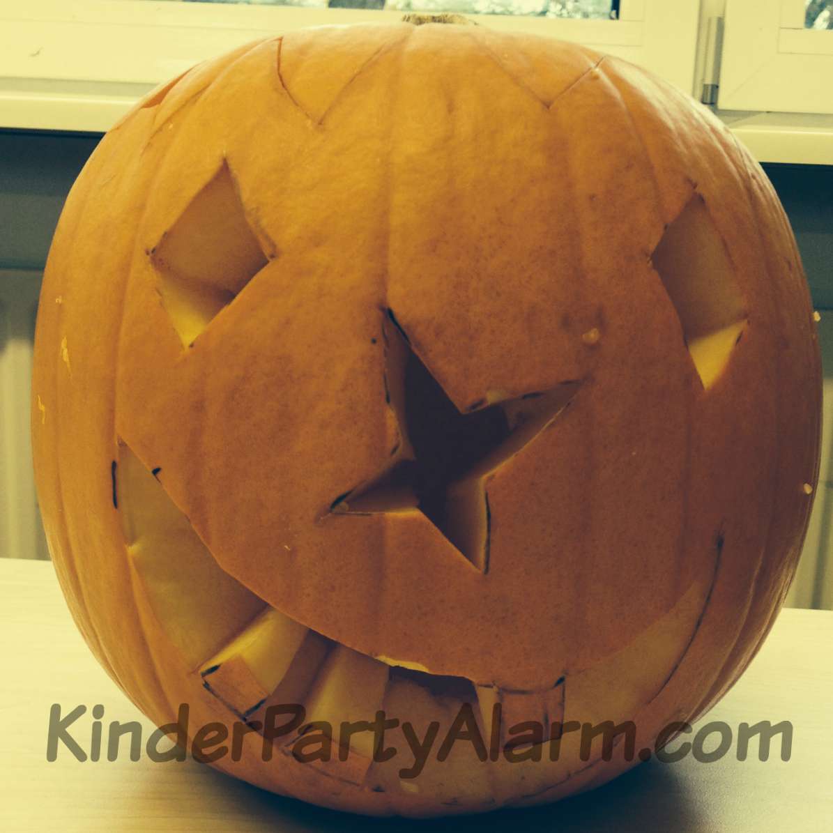 Schaurig schöne Halloween Party Ideen für Kinder auch zum Halloween Kindergeburtstag für Essen, Basteln, Spiele u.v.m. #kindergeburtstag #geburtstag  #mottoparty #kinderpartyalarm #geburtstagsideen Schaurig schöne Halloween Party Ideen für Kinder auch zum Halloween Kindergeburtstag für Essen, Basteln, Spiele u.v.m. #kindergeburtstag #geburtstag  #mottoparty #kinderpartyalarm #geburtstagsideen