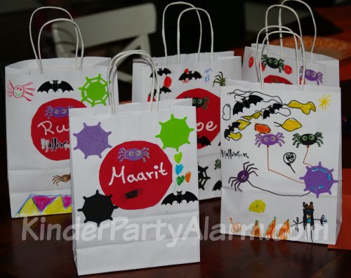 Bastelaktion bei der Halloween Party Halloween Sammeltaschen basteln, Basteln Halloween Party #kindergeburtstag #geburtstag  #mottoparty #kinderpartyalarm #bastelnmitkindern #diy #kids #favor #mitgebsel