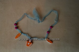 Indianerketten basteln, Basteln beim Indianer Kindergeburtstag #kindergeburtstag #geburtstag  #mottoparty #kinderpartyalarm #bastelnmitkindern #geburtstagsideen #kuchen