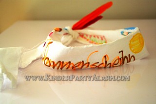 Sonnenschein Indianerschmuck Stirnband basteln, Basteln beim Indianer Kindergeburtstag #kindergeburtstag #geburtstag #mottoparty #kinderpartyalarm #bastelnmitkindern #geburtstagsideen #kuchen