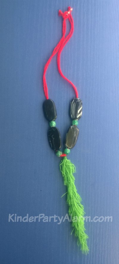 Indianerketten basteln, Basteln beim Indianer Kindergeburtstag #kindergeburtstag #geburtstag  #mottoparty #kinderpartyalarm #bastelnmitkindern #geburtstagsideen