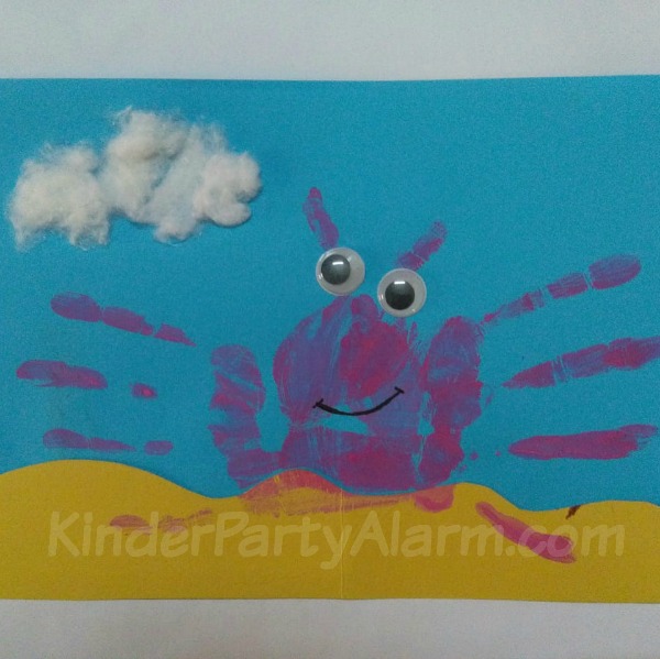 Krabbe aus Handabdrücken basteln, Basteln beim Pool Party Geburtstag #kindergeburtstag #geburtstag  #mottoparty #kinderpartyalarm #bastelnmitkindern #handabdruck #poolparty