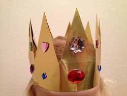 Krone basteln, Basteln beim Prinzessin Kindergeburtstag, Basteln beim Ritter Kindergeburtstag #kindergeburtstag #geburtstag  #mottoparty #kinderpartyalarm #bastelnmitkindern