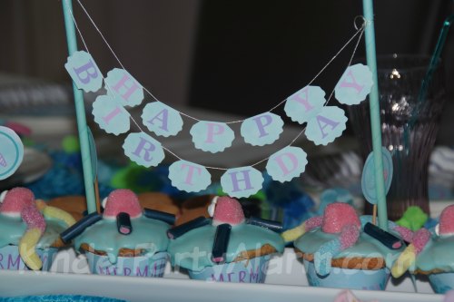 Tischdeko beim Meerjungfrau Geburtstag #kindergeburtstag #geburtstag  #mottoparty #kinderpartyalarm #dekoration #meerjungfrau #kids #printables #diy Tischdeko beim Meerjungfrau Geburtstag #kindergeburtstag #geburtstag  #mottoparty #kinderpartyalarm #dekoration #meerjungfrau #kids #printables #diy