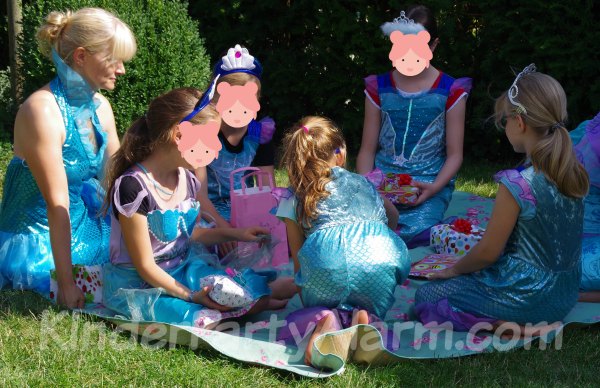 Geschenke auspacken beim Meerjungfrau Geburtstag #kindergeburtstag #geburtstag  #mottoparty #kinderpartyalarm #flaschendrehen #meerjungfrau #kids Geschenke auspacken beim Meerjungfrau Geburtstag #kindergeburtstag #geburtstag  #mottoparty #kinderpartyalarm #flaschendrehen #meerjungfrau #kids