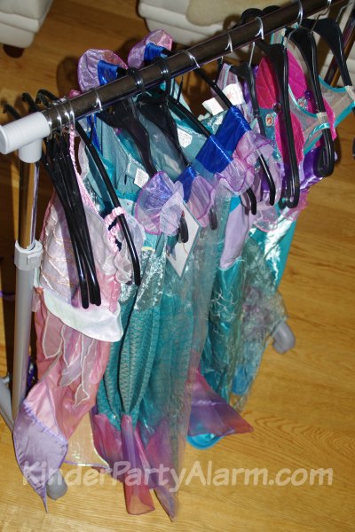 Verkleiden beim Meerjungfrau Geburtstag #kindergeburtstag #geburtstag  #mottoparty #kinderpartyalarm #verkleidung #meerjungfrau #kids Verkleiden beim Meerjungfrau Geburtstag #kindergeburtstag #geburtstag  #mottoparty #kinderpartyalarm #verkleidung #meerjungfrau #kids