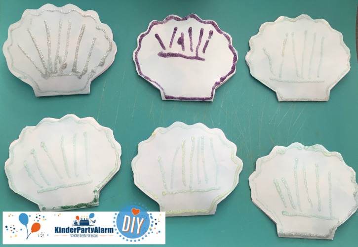 Muschel Einladung basteln, Basteln beim Meerjungfrau Geburtstag #kindergeburtstag #geburtstag  #mottoparty #kinderpartyalarm #bastelnmitkindern #meerjungfrau #printables #kids