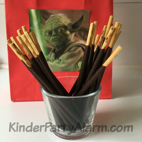 Mikado Lichtschwerter beim Star Wars Kindergeburtstag #kindergeburtstag #geburtstag  #mottoparty #kinderpartyalarm #bastelnmitkindern #geburtstagsideen