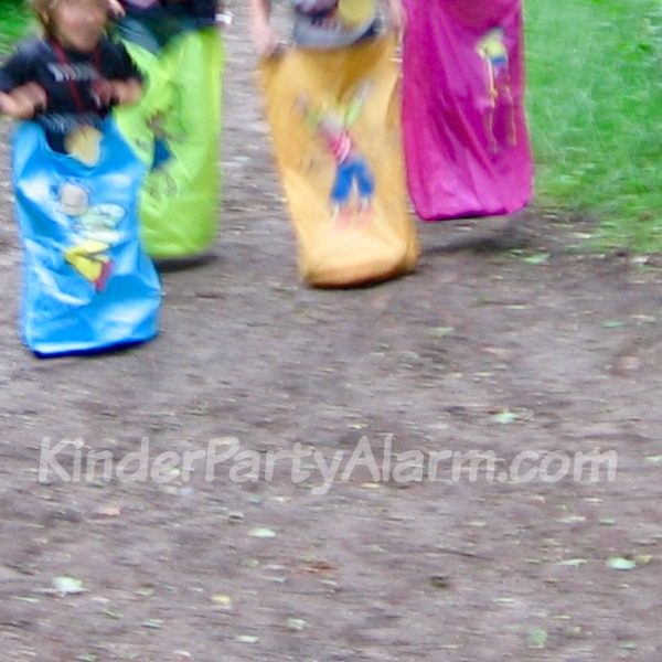Sackhüpfen beim Kindergeburtstag Boxenstopp beim Cars Kindergeburtstag #kindergeburtstag #geburtstag  #mottoparty #kinderpartyalarm  #geburtstagsideen