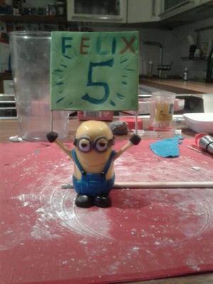 Minion mit Geburtstagsschild